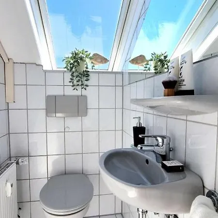 Lejlighed Helle Und Gepflegte 2 Dachgeschoss-wohnung